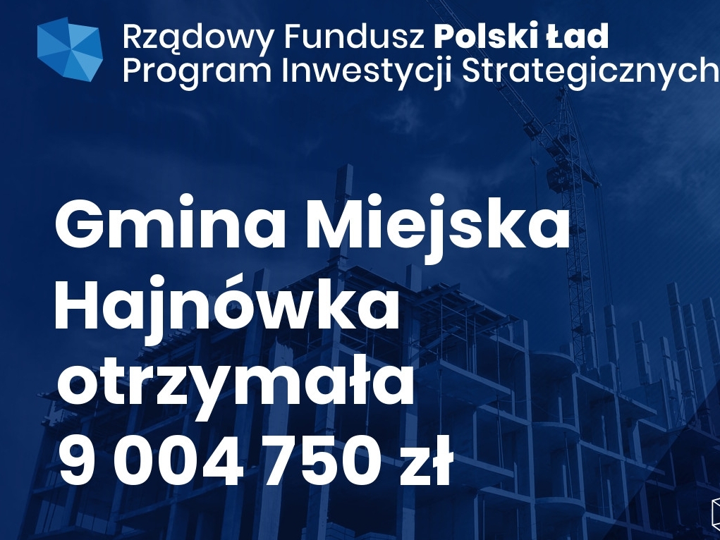 granatowy afisz; w tle godło Polski i zabudowania; w górnym lewym rogu nazwa programu; poniżej białą czcionką napis Gmina MIejska Hajnówka otrzymała 9 004 750,00 zł