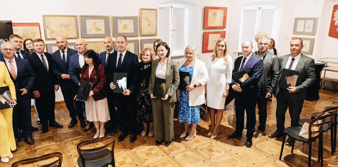 władze samorządpowe po podpisaniu umów