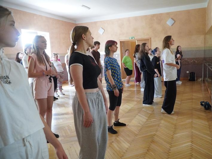 grupa młodzieży podczas próby