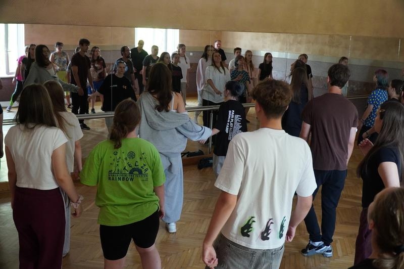 grupa młodzieży podczas próby