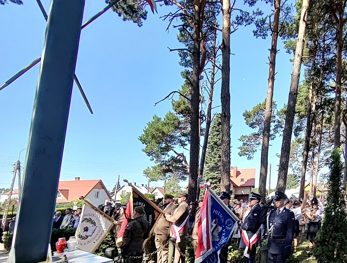 słuzby pełniące wartę chonorową przy pomniku