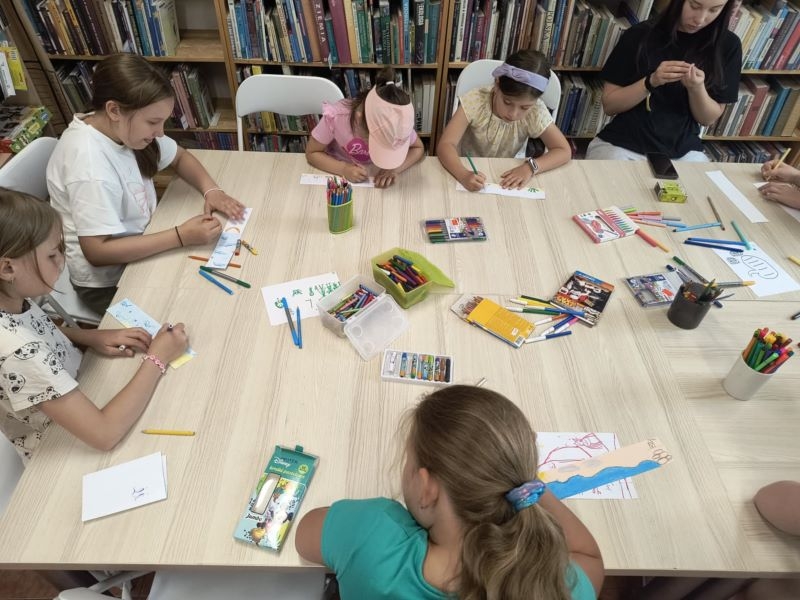 dzieci podczas zajęć w bibliotece