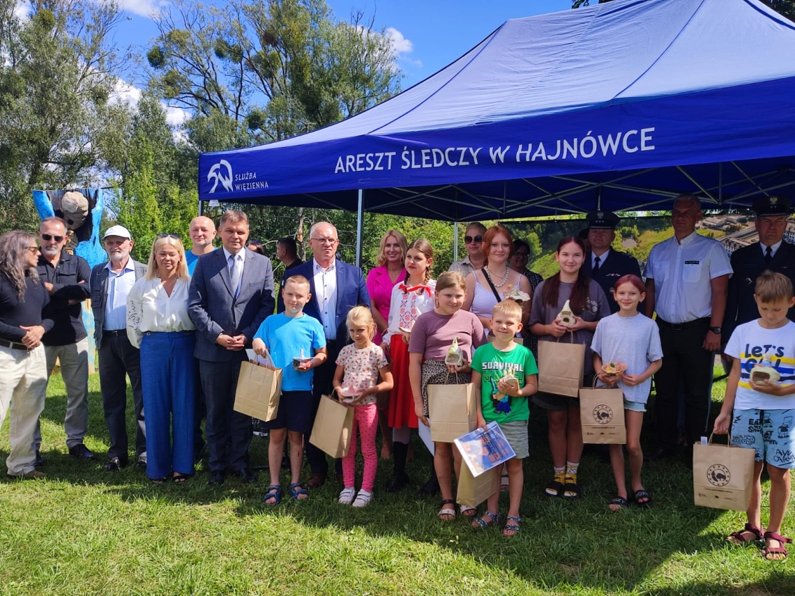 zdjęcie grupowe uczestników pleneru, warsztatów ceramicznych oraz gości wernisażu