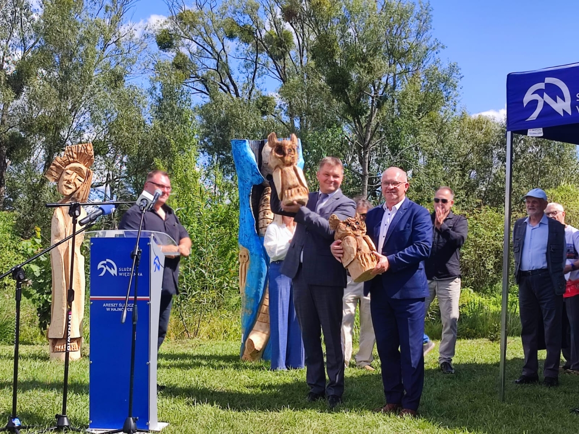 burmistrz ze starostą z otrzymanymi pamiątkowymi rzeźbami