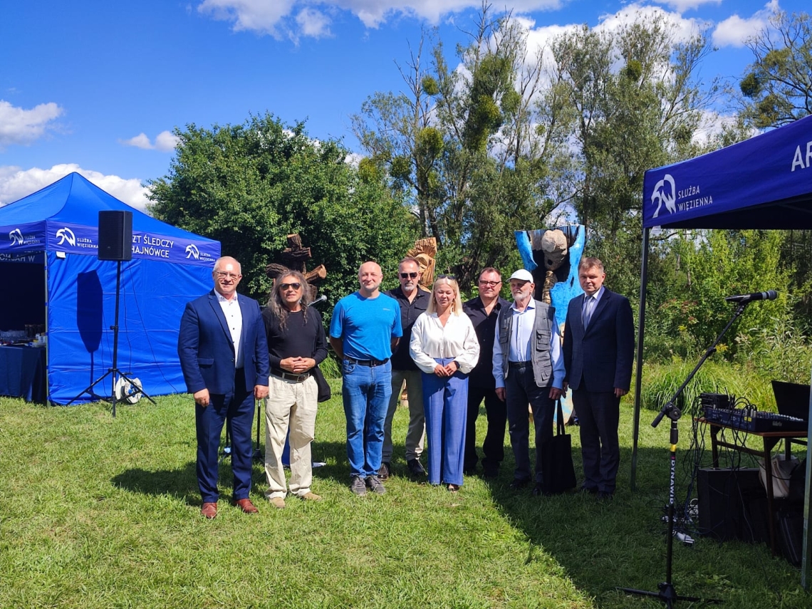 zdjęcie grupowe rzeźbiarzy z organizatorami i partnerami pleneru