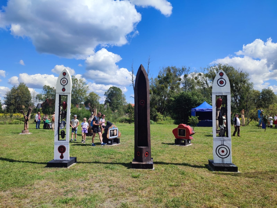 rzeźby w galerii plenerowej