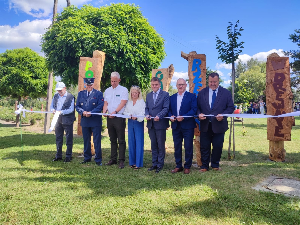 wspólne przecięcie wstęgi podczas symbolicznego otwarcia galerii