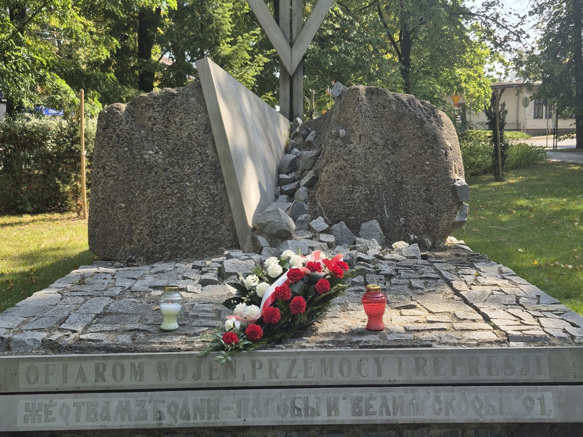 pomnik na skwerku