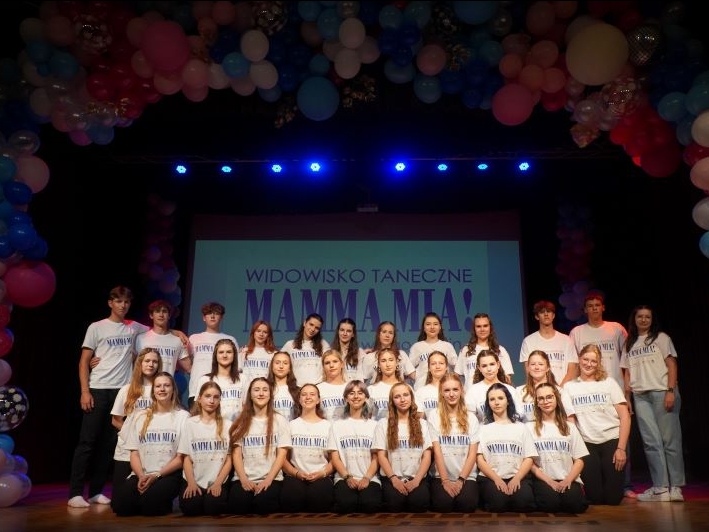  Na zdjęciach widać młodzież z hajnowskich szkół oraz podopiecznych Warsztatu Terapii Zajęciowej w Hajnówce występujących na scenie HDK.