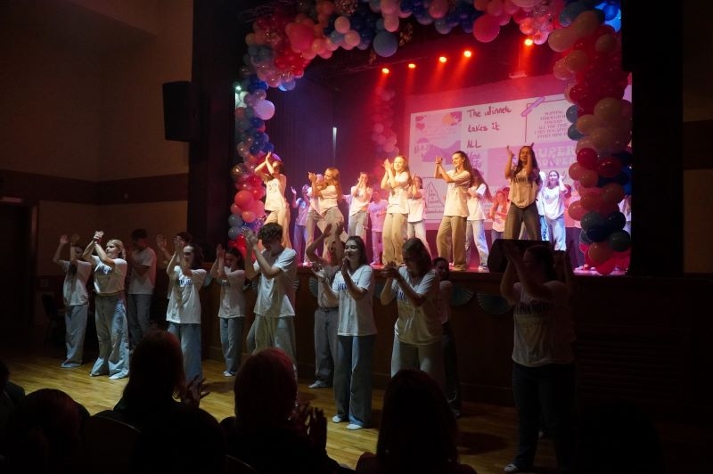 Na zdjęciach widać młodzież z hajnowskich szkół oraz podopiecznych Warsztatu Terapii Zajęciowej w Hajnówce występujących na scenie HDK.