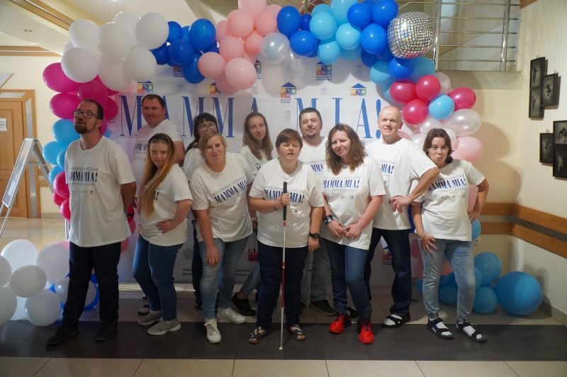 Na zdjęciach widać młodzież z hajnowskich szkół oraz podopiecznych Warsztatu Terapii Zajęciowej w Hajnówce występujących na scenie HDK.