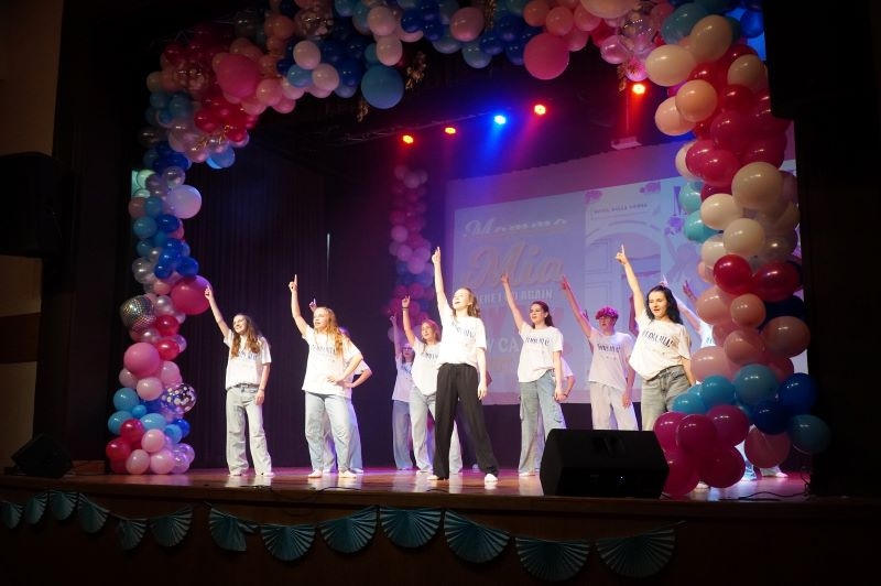 Na zdjęciach widać młodzież z hajnowskich szkół oraz podopiecznych Warsztatu Terapii Zajęciowej w Hajnówce występujących na scenie HDK.