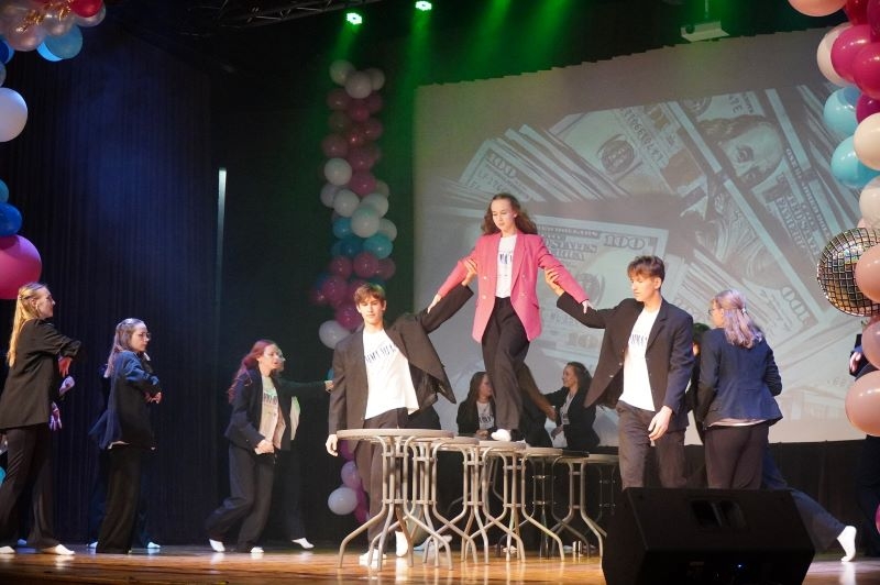 Na zdjęciach widać młodzież z hajnowskich szkół oraz podopiecznych Warsztatu Terapii Zajęciowej w Hajnówce występujących na scenie HDK.