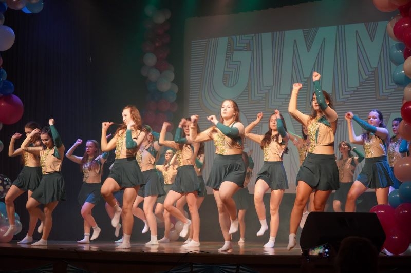 Na zdjęciach widać młodzież z hajnowskich szkół oraz podopiecznych Warsztatu Terapii Zajęciowej w Hajnówce występujących na scenie HDK.