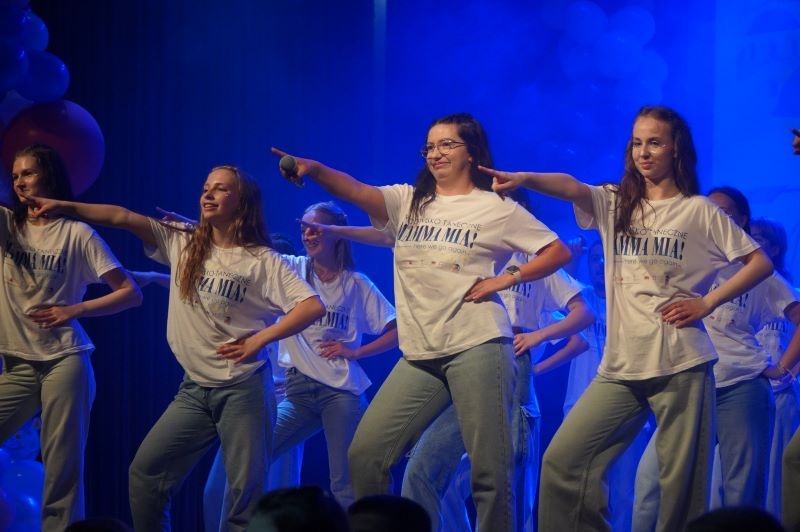 Na zdjęciach widać młodzież z hajnowskich szkół oraz podopiecznych Warsztatu Terapii Zajęciowej w Hajnówce występujących na scenie HDK.