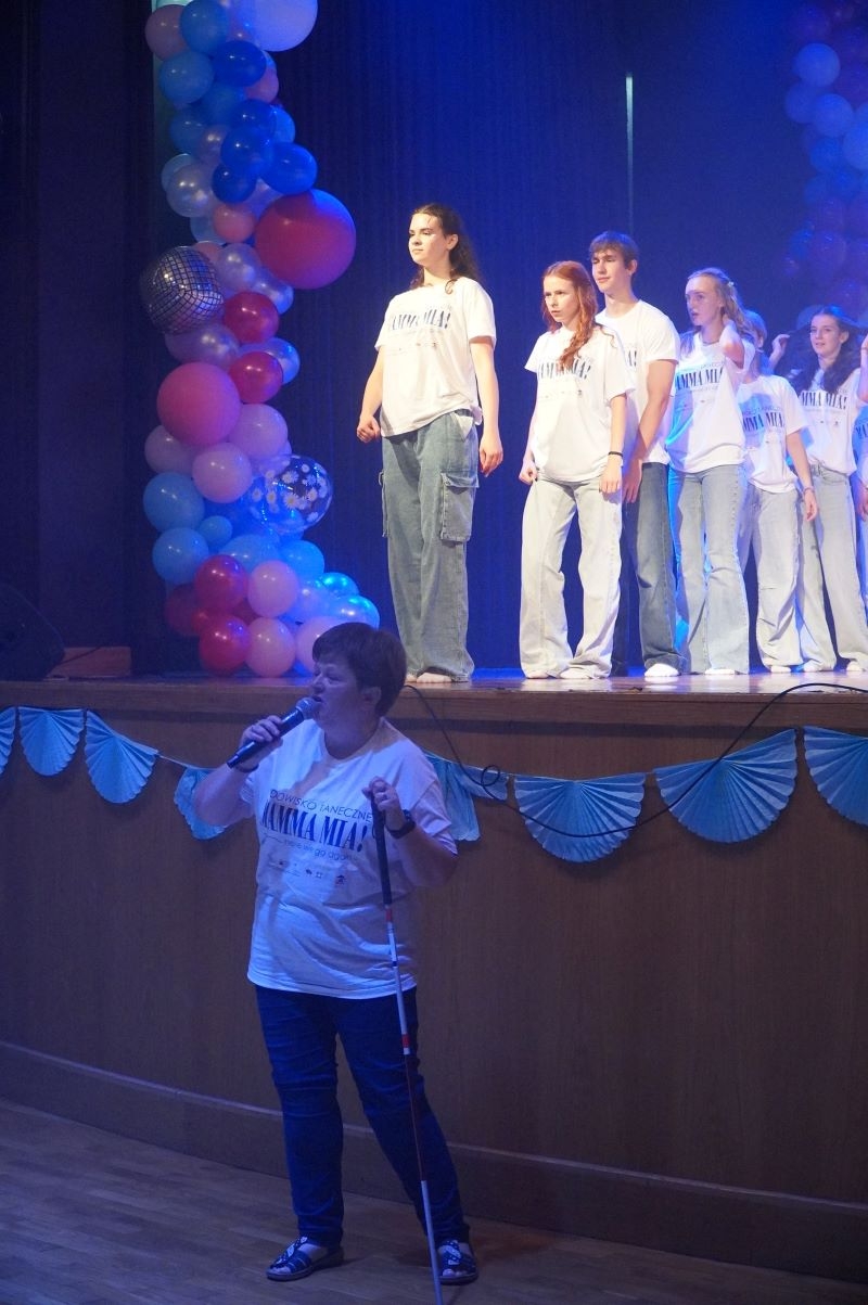 Na zdjęciach widać młodzież z hajnowskich szkół oraz podopiecznych Warsztatu Terapii Zajęciowej w Hajnówce występujących na scenie HDK.