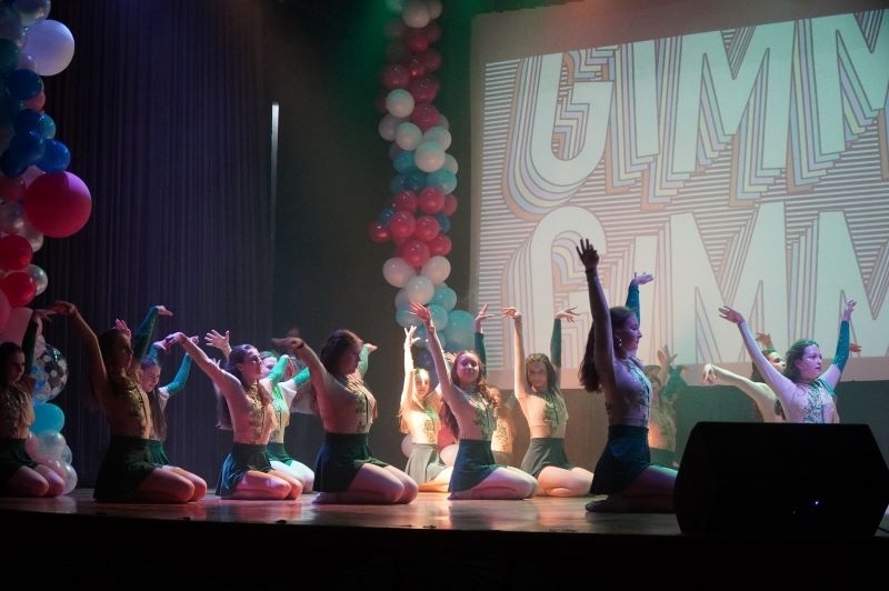 Na zdjęciach widać młodzież z hajnowskich szkół oraz podopiecznych Warsztatu Terapii Zajęciowej w Hajnówce występujących na scenie HDK.