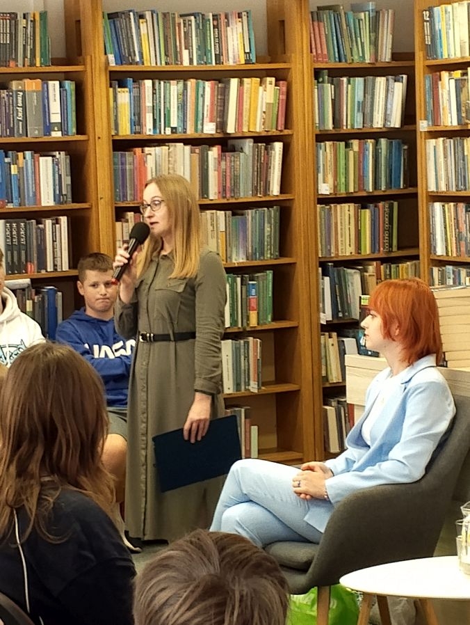 uczestnicy spotkania autorskiego z A. Walendziuk