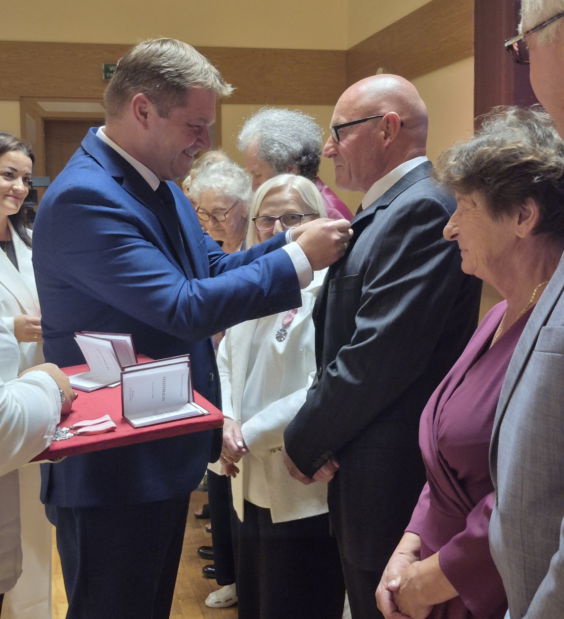 wręczanie medali przez Burmistrza