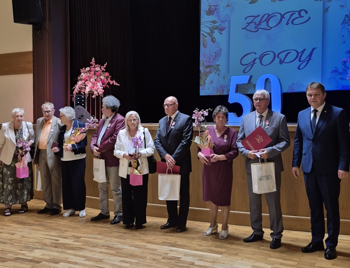 zdjęcie grupowe jubilatów z Burmistrzem
