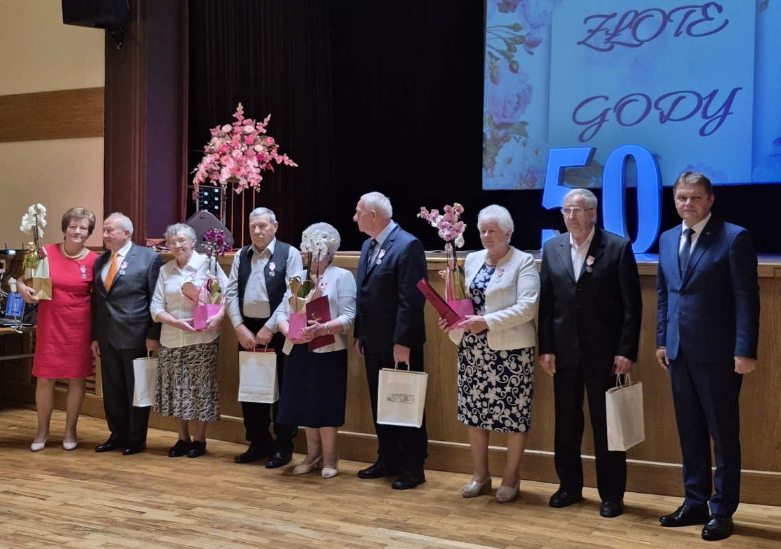 zdjęcie grupowe jubilatów z Burmistrzem