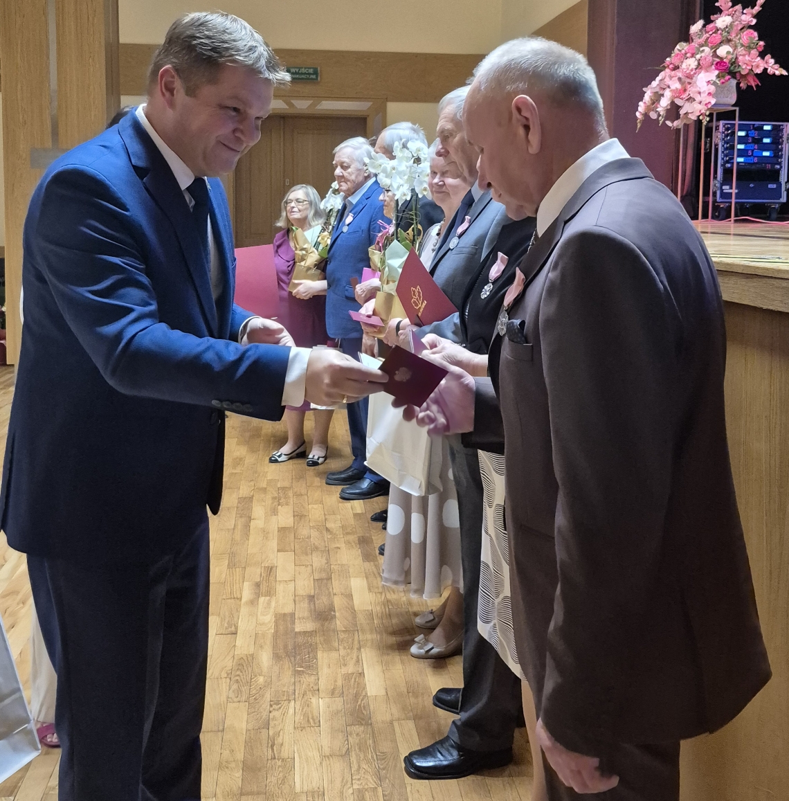 wręczanie medali przez Burmistrza