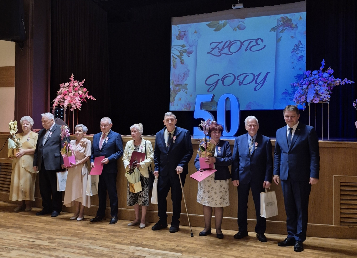 zdjęcie grupowe jubilatów z Burmistrzem