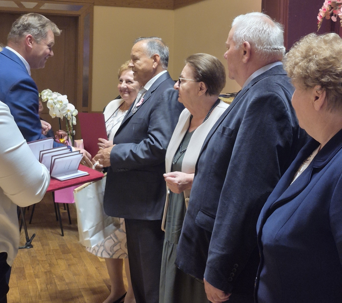 wręczanie medali przez Burmistrza