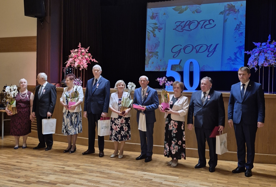 zdjęcie grupowe jubilatów z Burmistrzem