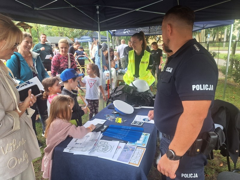atrakcje dostępne na pikniku i korzystającą z nich społeczność przedszkolną