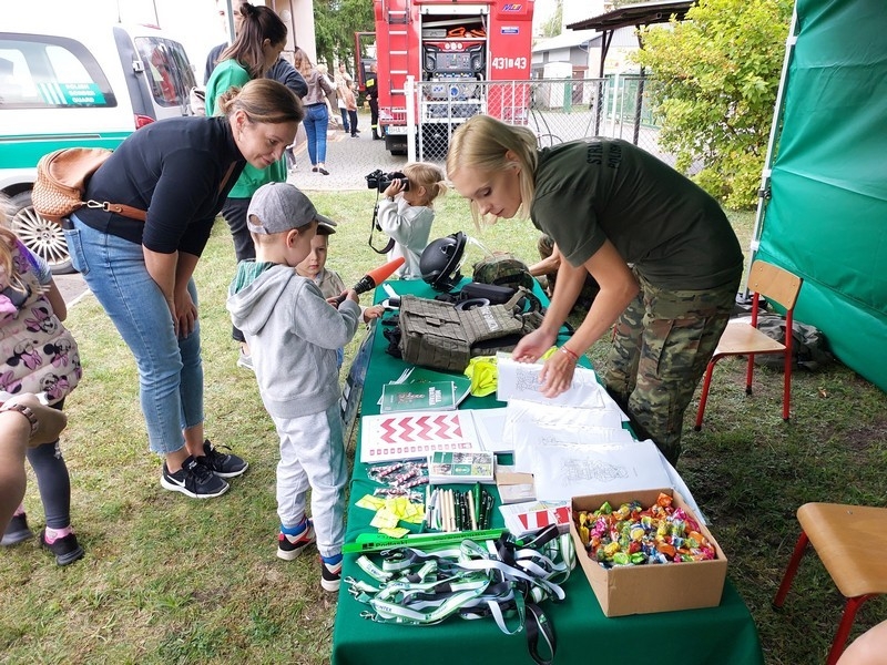 atrakcje dostępne na pikniku i korzystającą z nich społeczność przedszkolną