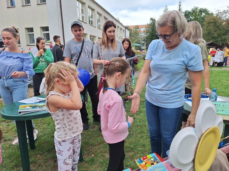 atrakcje dostępne na pikniku i korzystającą z nich społeczność przedszkolną