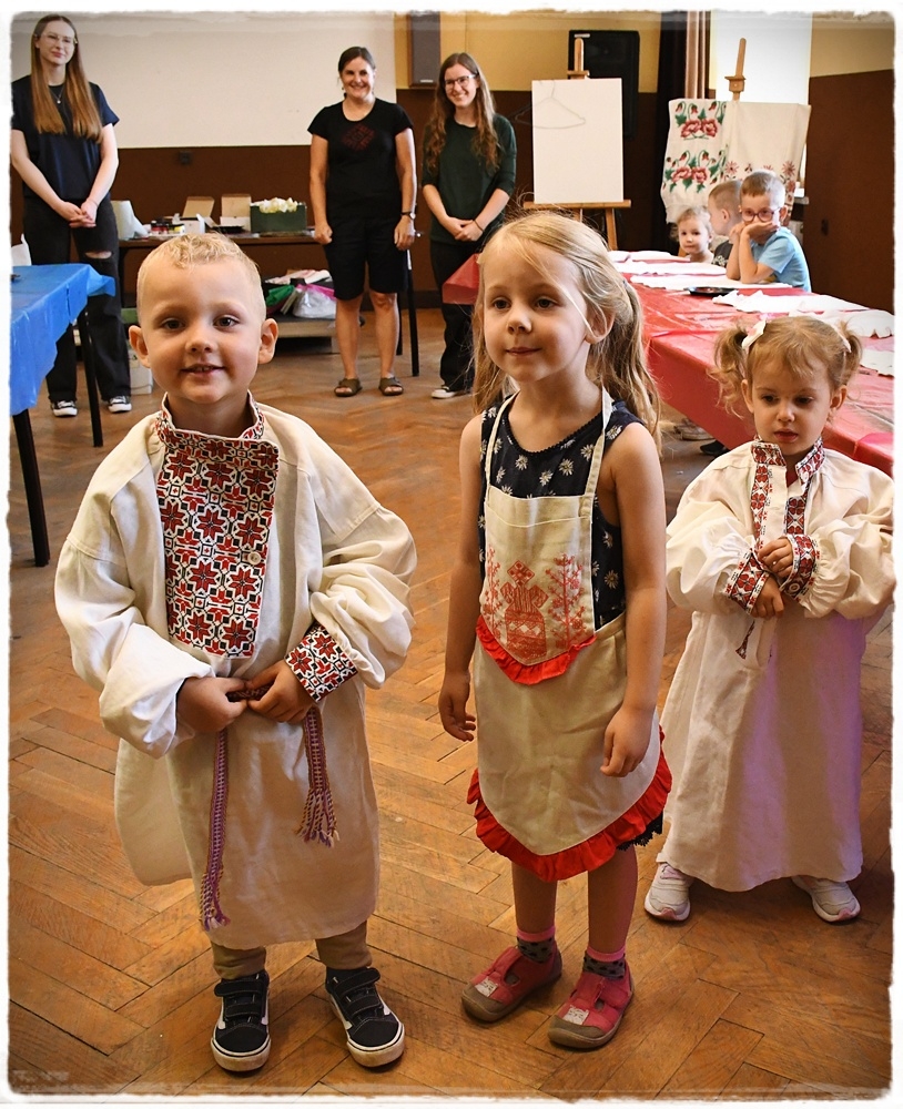 dzieci w luowych strojach