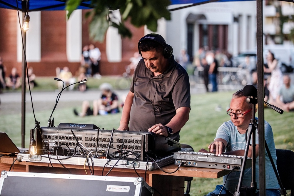 mężczyzna przy konsoli do nagłośnienia