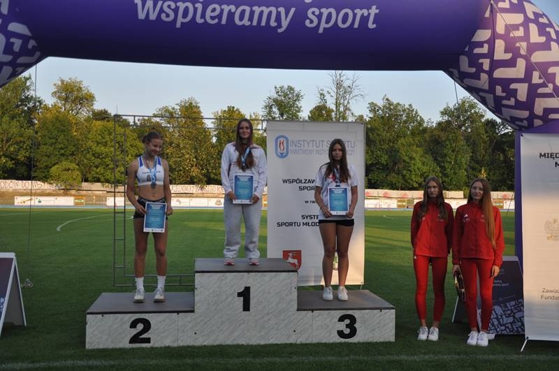 dziewczęta na podium