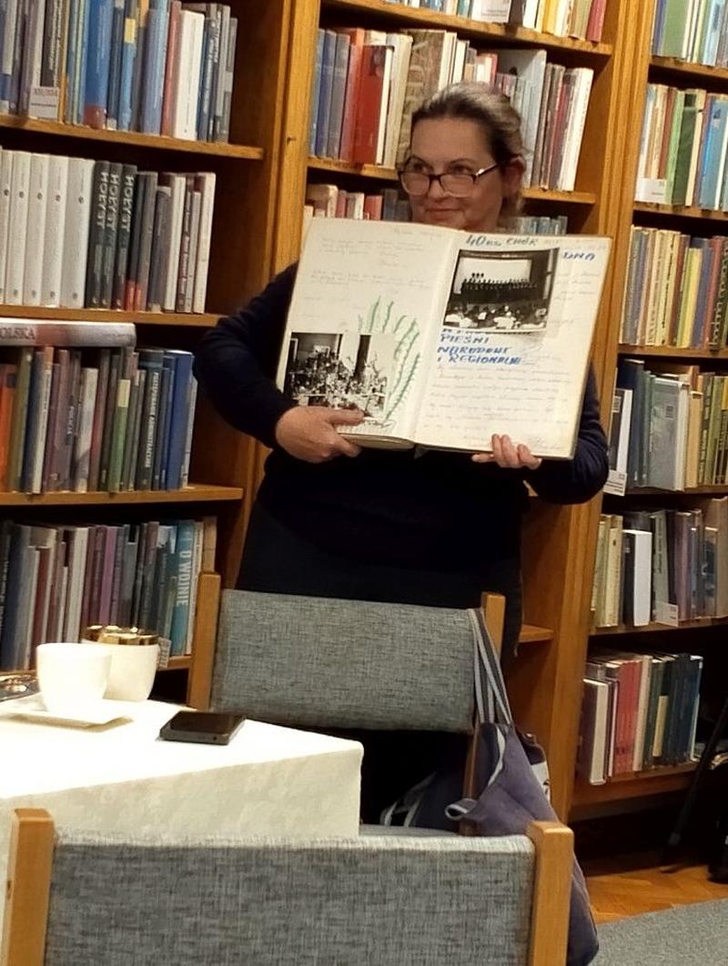 prowadząca prezentuje kronikę papierową