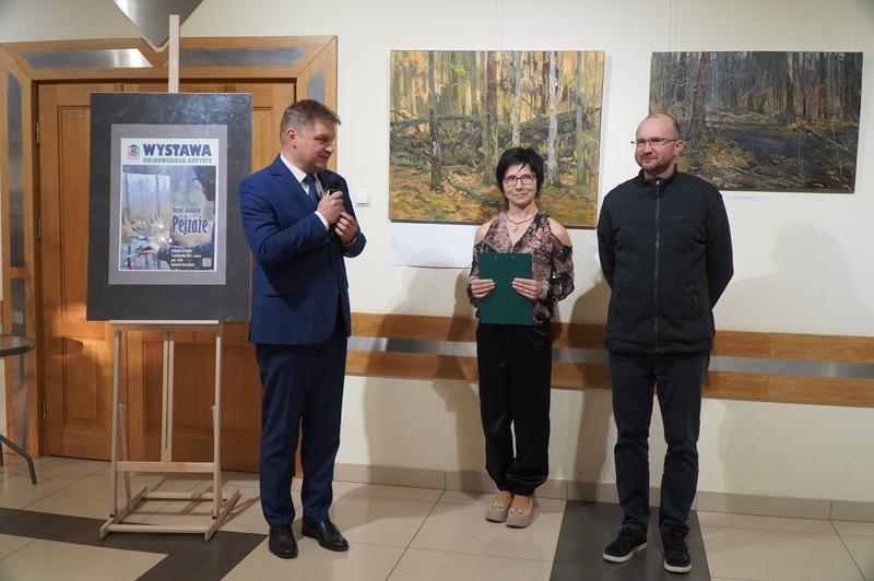 otwarcie wystawy. W tle wystawa.