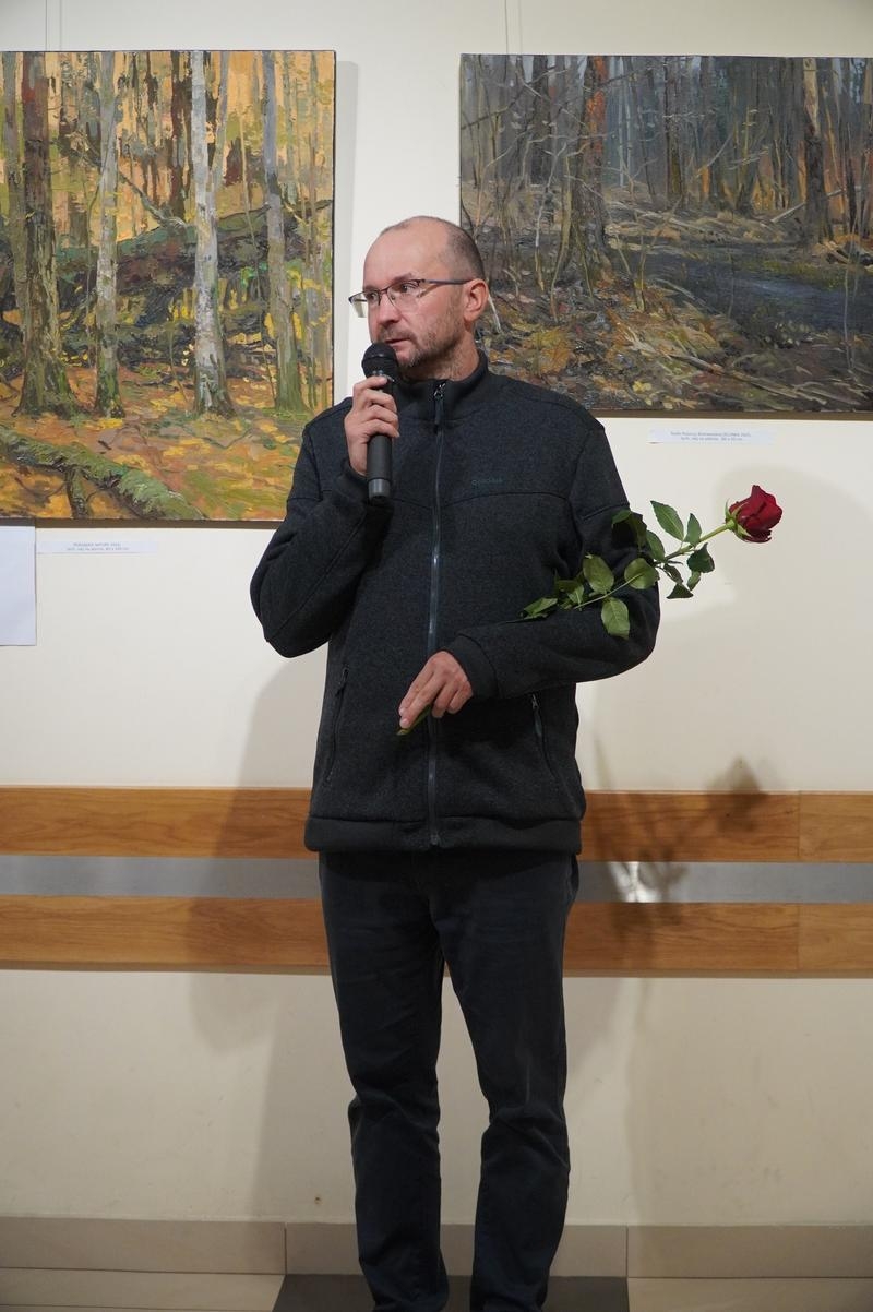 autor wystawy przemawia do mikrofonu