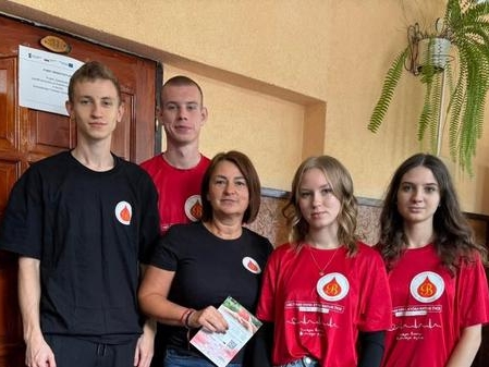 Młodzież z ZSZ pozuje do zdjęcia z dyrekcją. Młodzież z ZSZ pozuje do zdjęcia z dyrekcją.