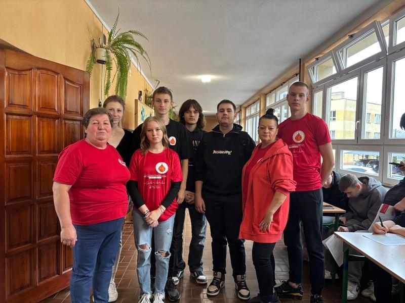 Zespół Szkół Zawodowcyh Młodzież z ZSZ pozuje do zdjęcia z przedstawicielkami PCK