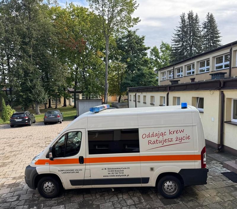 Ambulans przy budynku ZSZ.