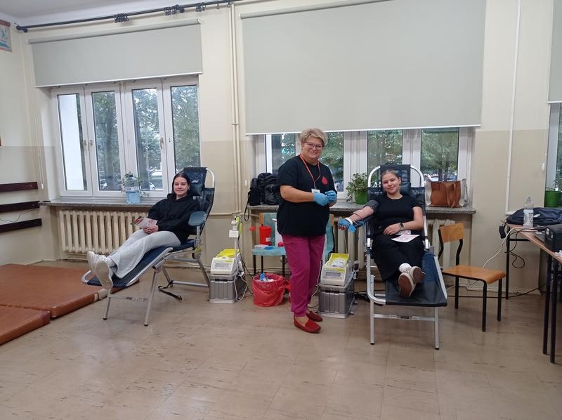 II LO Młodzież z II LO oddaje krew.