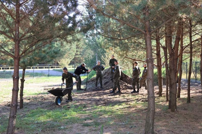 młodzież podczas prac porządkowych