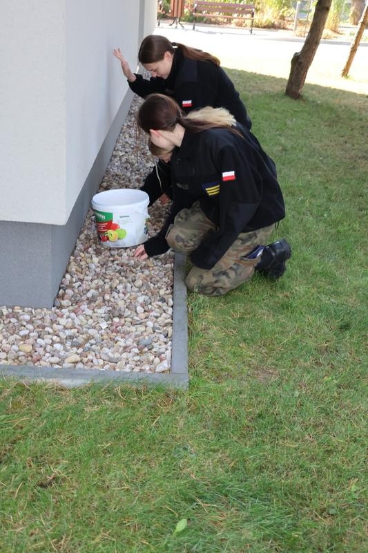 młodzież podczas prac porządkowych