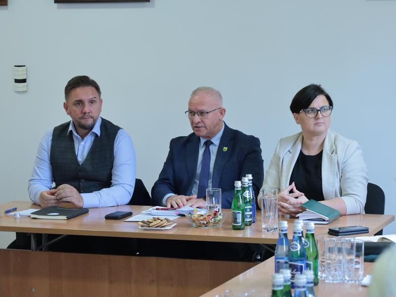 Posiedzenie Powiatowego Zespołu Zarządzania Kryzysowego - uczestnicy w trakcie posiedzenia