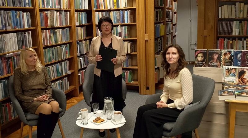 trzy kobiety w czytelni