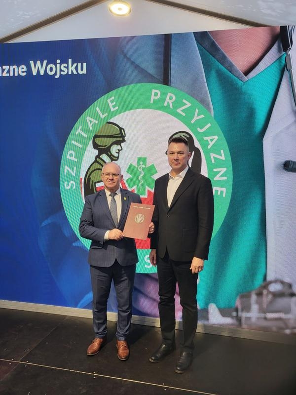 Starosta Hajnowski Andrzej Skiepko oraz zastępca dyrektora SP ZOZ Tomasz Musiuk pozują do zdjęcia