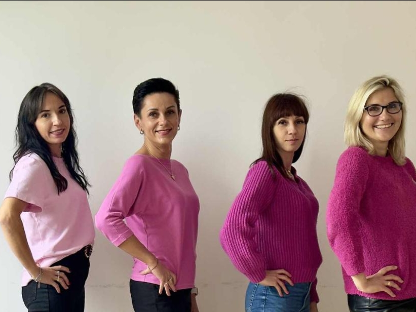 pęć kobiet pięć kobiet w różowych bluzkach pozuje do zjęcia