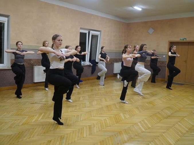 dziewczęta podczas tańca