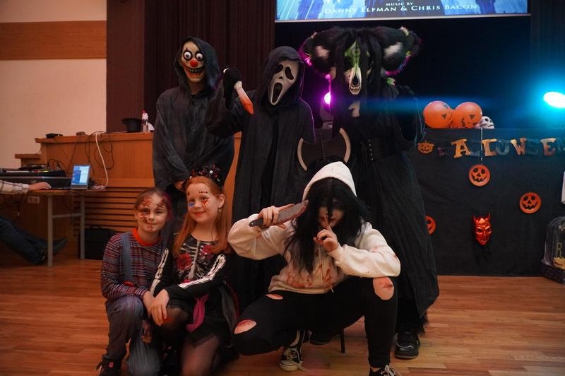 dzieci uczestniczące w imprezie halloweenowej.